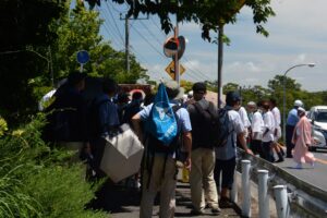 走水神社の山車の後に続いて