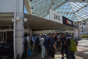 スーパーの日陰に誘導しました