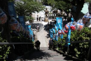 結構急な階段です