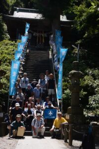 階段を利用して集合写真