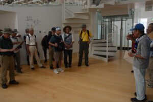 美術館内で解散ミーティング