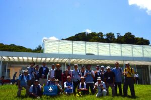 谷内六郎館に入る前に最後の集合写真