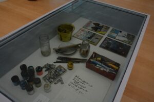 使用した絵具や筆と🚬の展示です