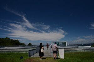 美術館の屋上から🚏に向かいました