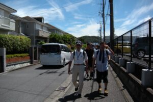 暫く民家の間を歩き