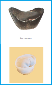 上図：中国の馬蹄銀　下図：水餃子