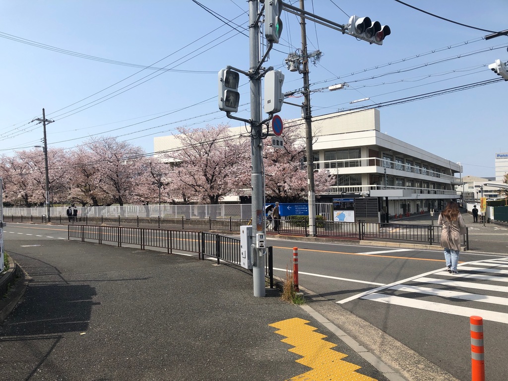 京阪西三荘駅から本社方向に進む