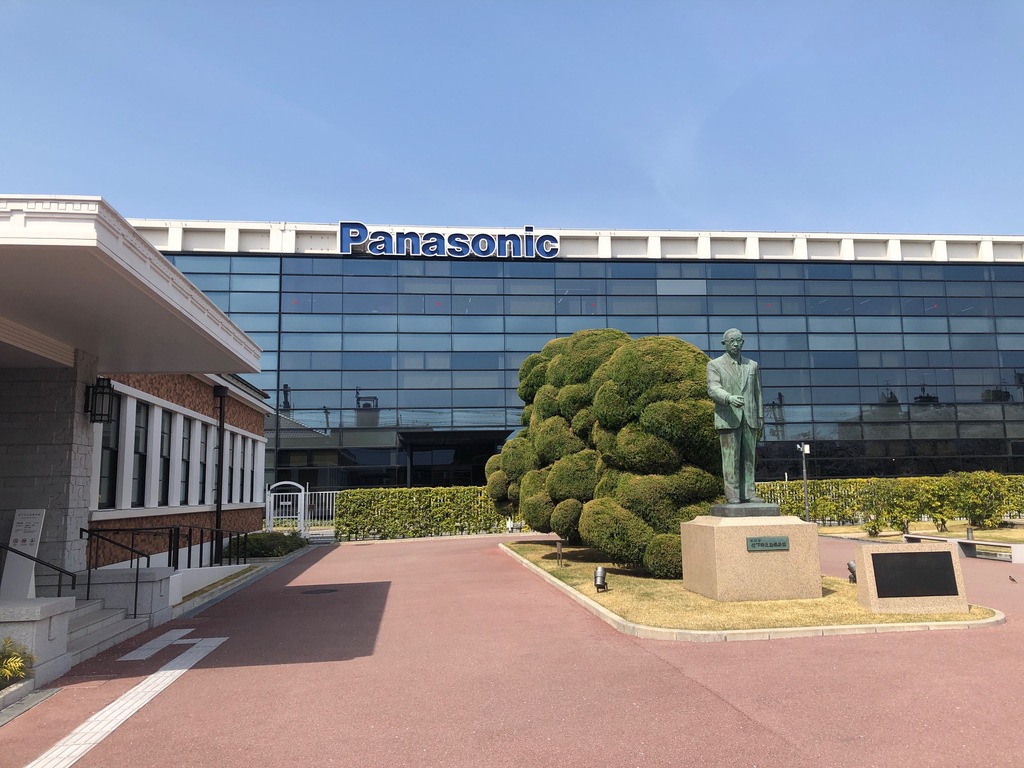 歴史館前の松下幸之助創業者銅像