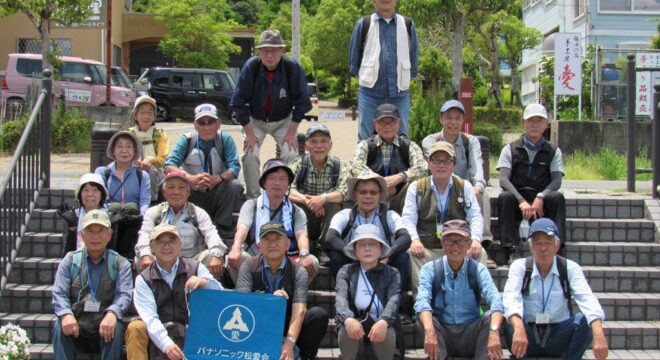 ふるさと公園前で記念撮影