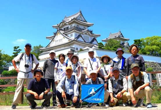 岸和田城バックに集合写真