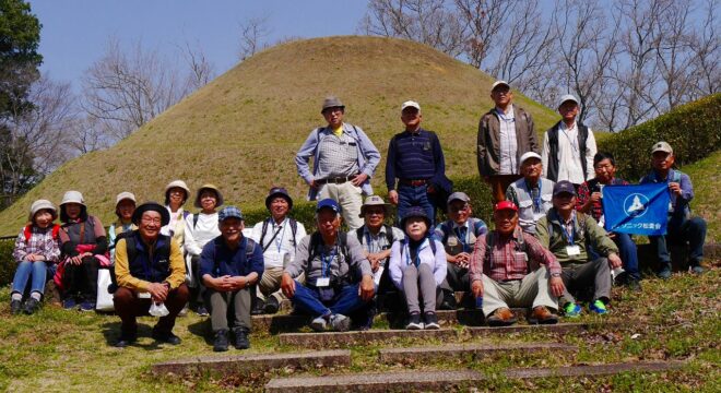 高松塚古墳前で集合写真