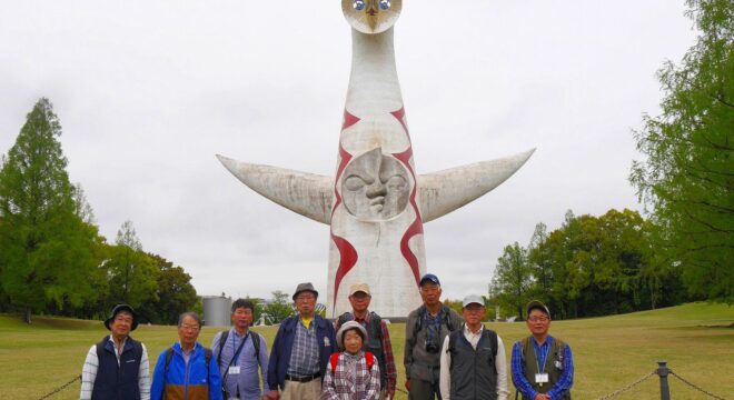 太陽の塔前で記念撮影
